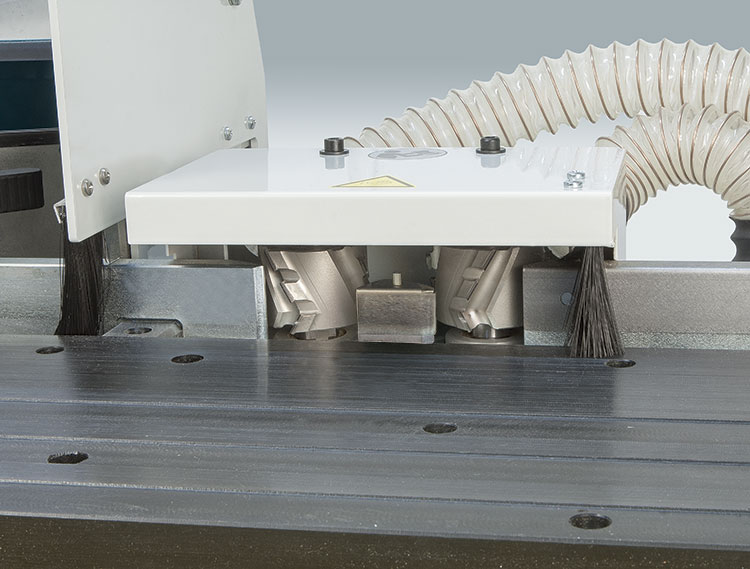 <p>Unità a doppia testa di pre-fresatura con inserti in diamante PCD. Garantisce una perfetta smerigliatura del bordo dei pannelli, fornendo una superficie laterale perfetta per la bordatura sopportabile.</p>
